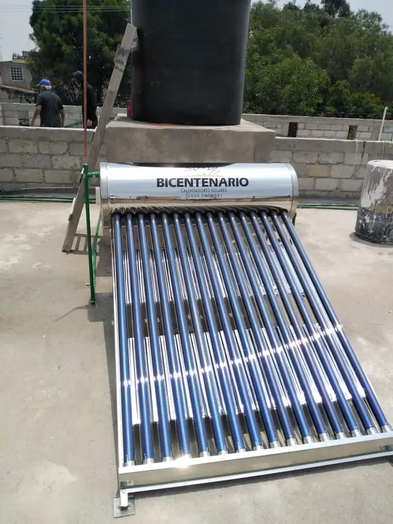 Técnico realizando mantenimiento a calentador solar